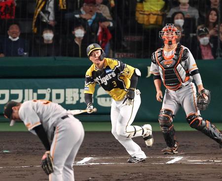 　６回、左中間にソロを放つ大山（投手・鍵谷、捕手・山瀬）