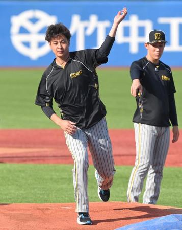 　試合前、マウンドの感触を確かめる大竹（左）＝撮影・高部洋祐