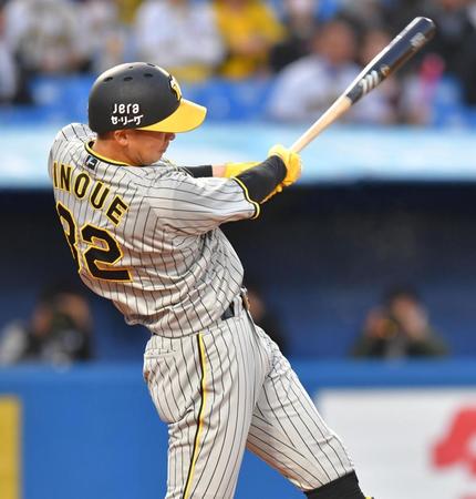 　１回、左前に先制打を放つ井上（撮影・西岡正）