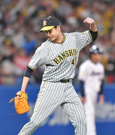 　５回、絶体絶命のピンチをしのぎ、大きくガッツポーズの大竹（撮影・西岡正）