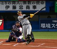 　１回、左前に先制２点適時打を放つ井上（撮影・金田祐二）