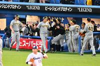 　１回、井上の先制２点適時打で生還し迎えられる大山（前列中央）、ノイジー（同左）＝撮影・金田祐二