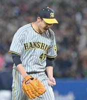 　５回、浜田を中飛に打ち取り、雄たけびを上げる大竹（撮影・高部洋祐）