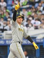 　１回、先制の２点適時打を放ち、ポーズを決める井上（撮影・高部洋祐）
