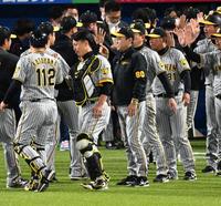 　笑顔で勝利を喜ぶ岡田監督（撮影・金田祐二）