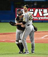 　最後を締め、喜ぶ坂本（左）とＫ・ケラー（撮影・金田祐二）