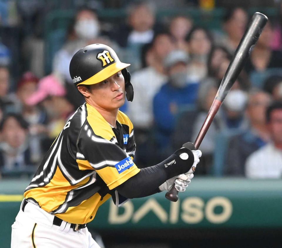 　２回、先制適時打を放つ阪神・坂本