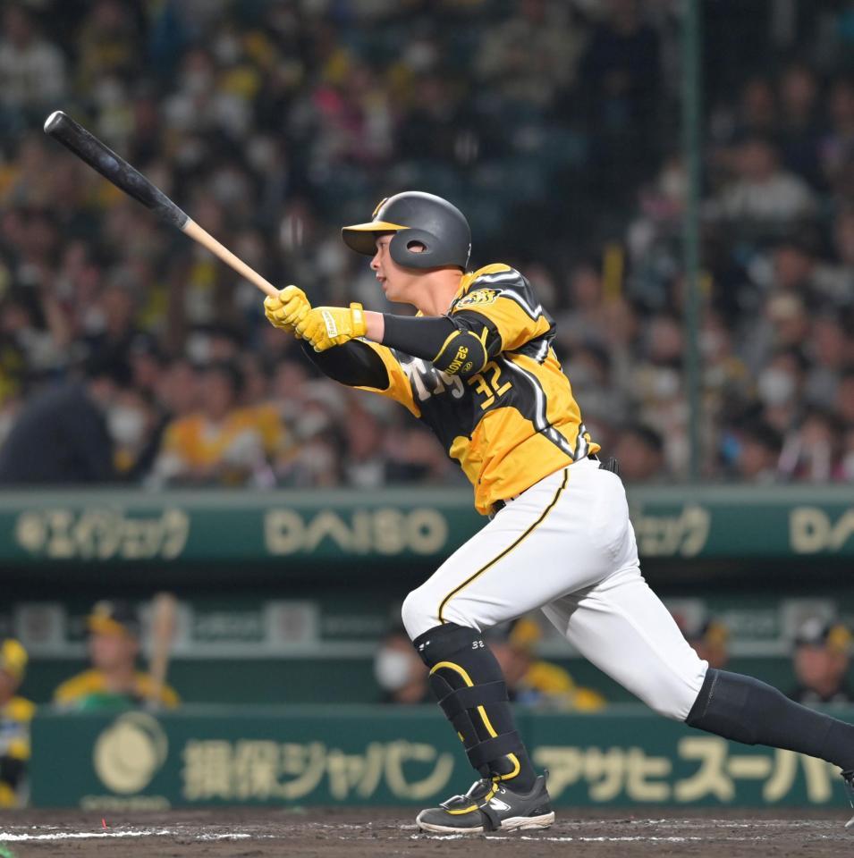 　８回、右中間へ２点適時三塁打を放つ井上（撮影・立川洋一郎）