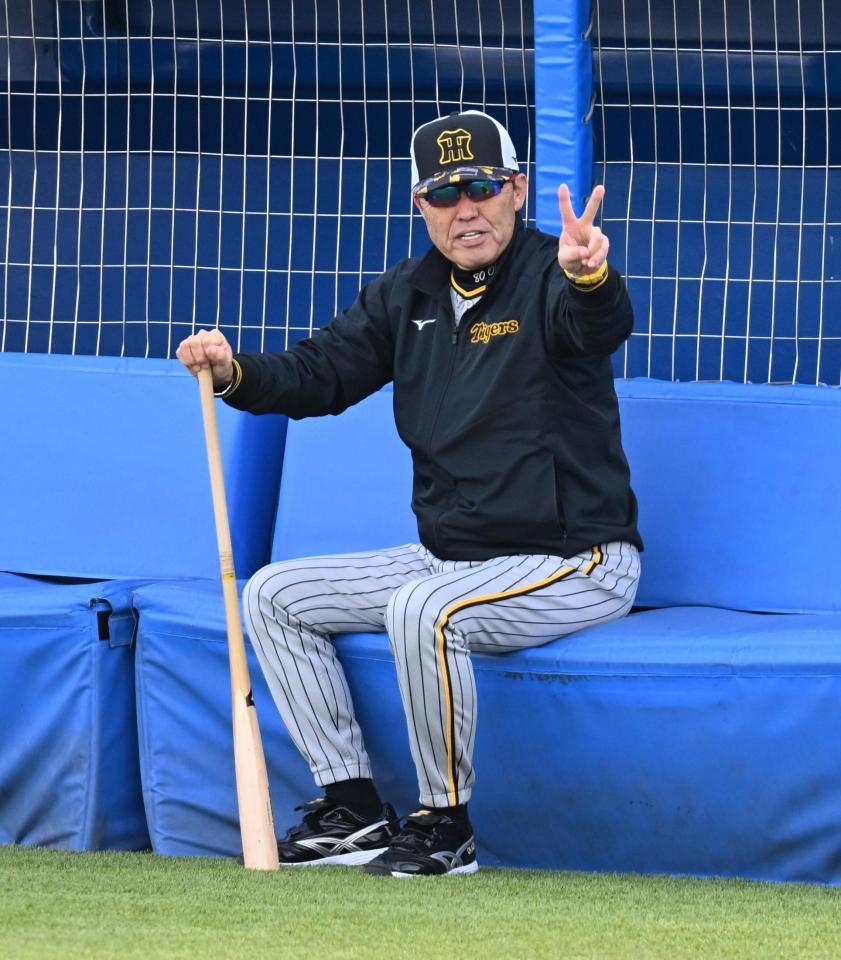 　ご機嫌な岡田監督（撮影・金田祐二）