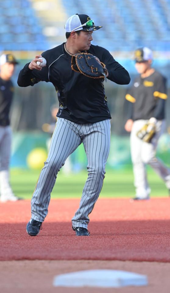 　試合前、サードのポジションでノックを受ける大山（撮影・高部洋祐）