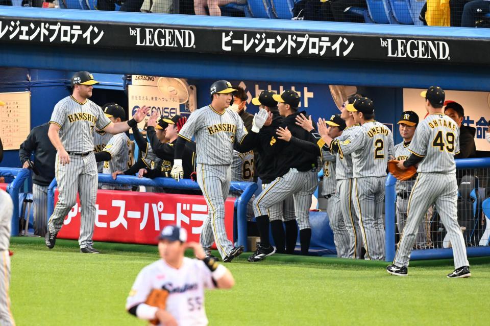 　１回、井上の先制２点適時打で生還し迎えられる大山（前列中央）、ノイジー（同左）＝撮影・金田祐二