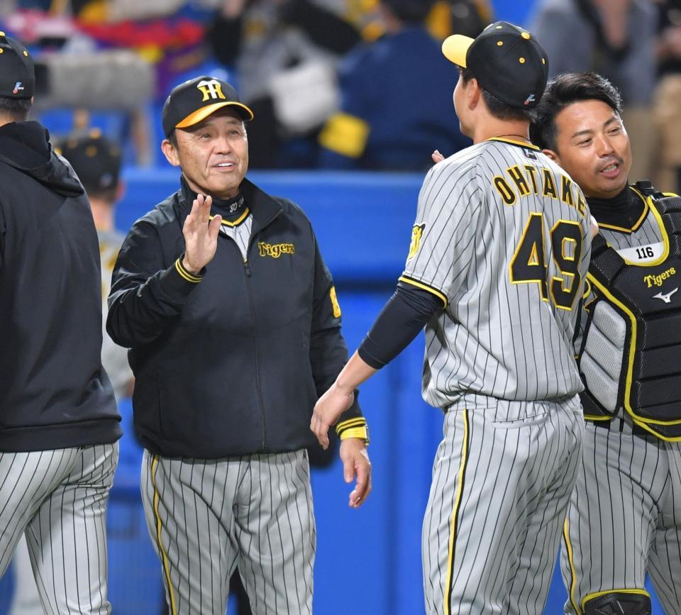 　大竹（右）と笑顔でタッチを交わす岡田監督（撮影・西岡正）