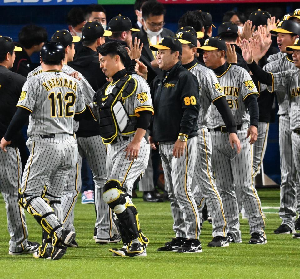 　笑顔で勝利を喜ぶ岡田監督（撮影・金田祐二）