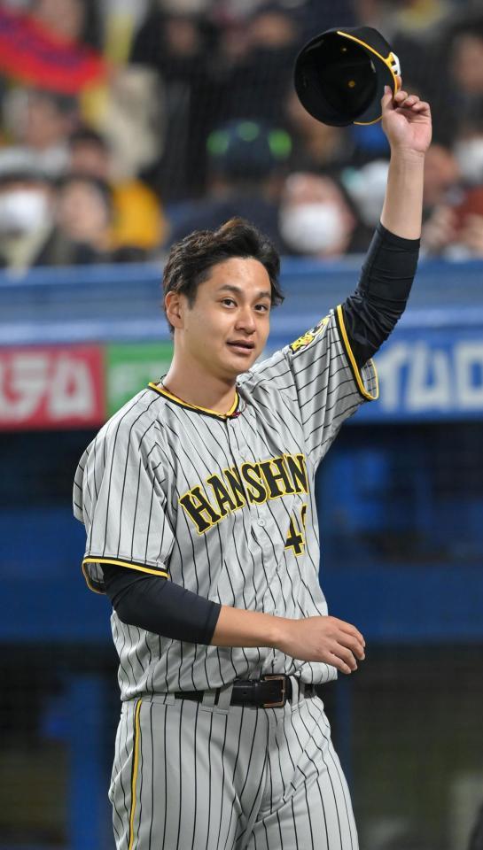 　ヒーローインタビューを終え、スタンドに向かって手を振る大竹（撮影・高部洋祐）