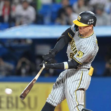　９回、この日２本目となる右前打を放つ佐藤輝（撮影・高部洋祐）