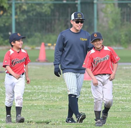 　試合前、「ジャイアンツ」のユニホームを着た少年らと触れ合う糸原（撮影・高部洋祐）