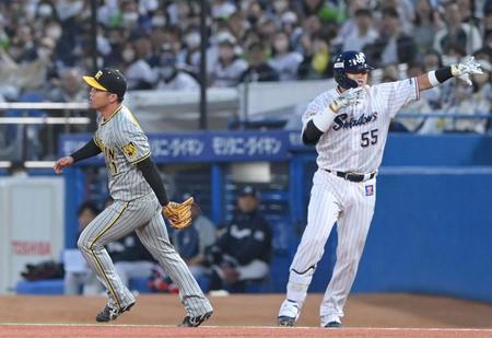 　２回、村上（右）を二ゴロに打ち取った村上（撮影・高部洋祐）