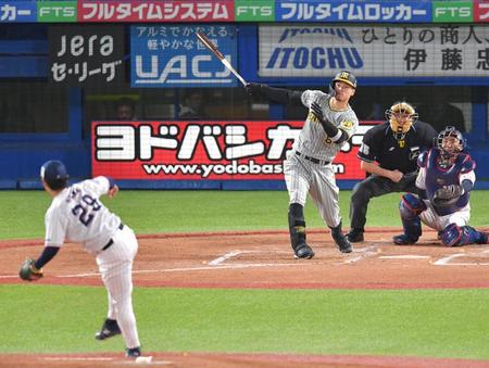 ５回、先制ソロを放つ佐藤輝（撮影・西岡正）