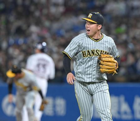 ４回、村上（左奥）を遊ゴロに打ち取り、雄たけびを上げる村上（撮影・高部洋祐）