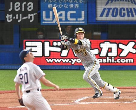 ７回、左翼線に適時二塁打を放つ近本（撮影・西岡正）