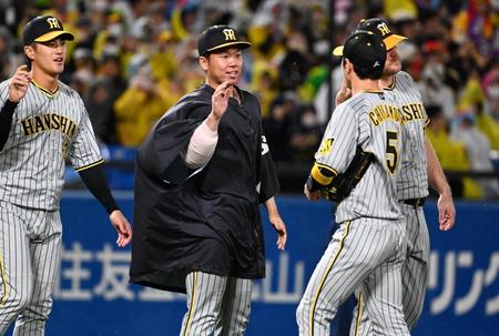 笑顔でナインを迎える村上（撮影・金田祐二）