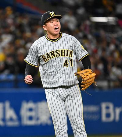 　４回、村上を遊ゴロにしとめ声を出す村上（撮影・金田祐二）