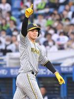 　１回、先制の２点適時打を放ち、ポーズを決める井上（撮影・高部洋祐）