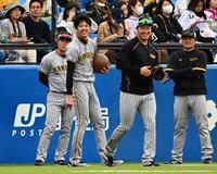 　大山と笑顔の才木（撮影・金田祐二）