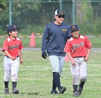 　試合前、「ジャイアンツ」のユニホームを着た少年らと触れ合う糸原（撮影・高部洋祐）