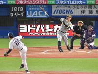 ５回、先制ソロを放つ佐藤輝（撮影・西岡正）