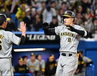 ５回、先制中越えソロを放ち生還する佐藤輝（撮影・金田祐二）