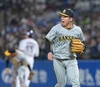 ４回、村上（左奥）を遊ゴロに打ち取り、雄たけびを上げる村上（撮影・高部洋祐）