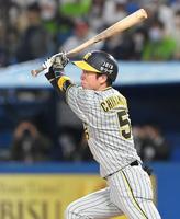 ７回、適時二塁打を放つ近本（撮影・高部洋祐）