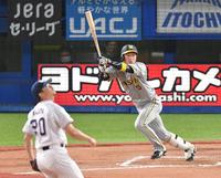 ７回、左翼線に適時二塁打を放つ近本（撮影・西岡正）