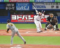 　７回、空振り三振に倒れる村上（撮影・西岡正）