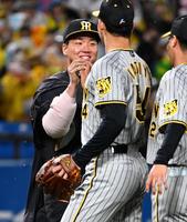 　加治屋から笑顔でウイニングボールを受け取る村上（撮影・金田祐二）