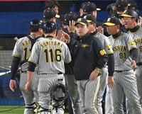 ヤクルトに連勝し、ナインとタッチを交わす岡田監督（中央）＝撮影・西岡正