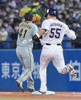 　２回、村上（右）の打球で一塁ベースカバーに入る村上（撮影・高部洋祐）