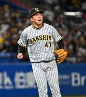 　４回、村上を遊ゴロにしとめ声を出す村上（撮影・金田祐二）