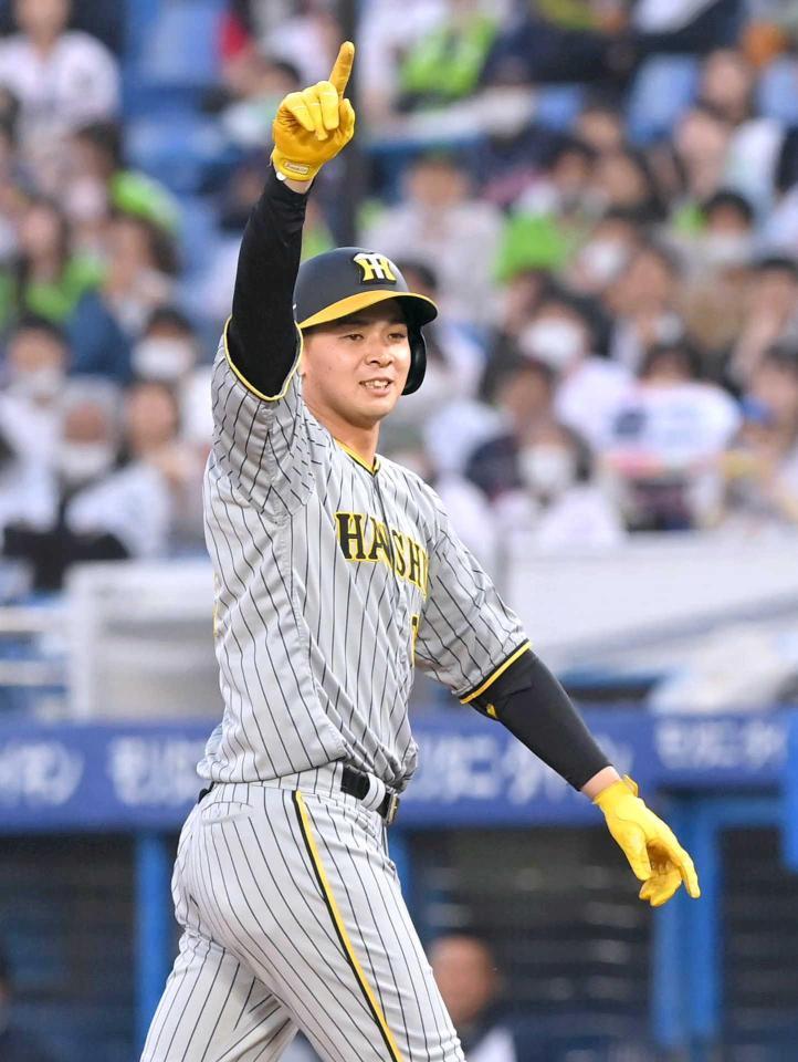 　１回、先制の２点適時打を放ち、ポーズを決める井上（撮影・高部洋祐）