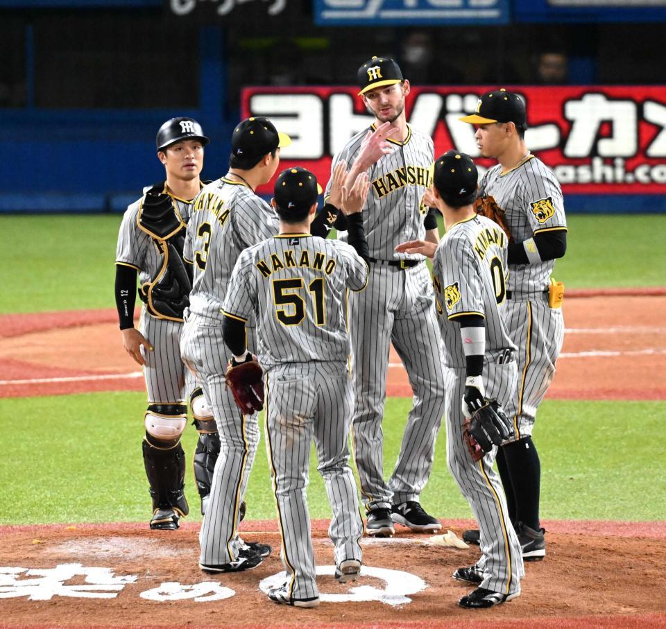 　勝利を喜ぶ坂本（左端）ら阪神ナイン（撮影・金田祐二）