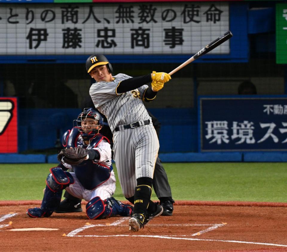 　１回、左前に先制２点適時打を放つ井上（撮影・金田祐二）