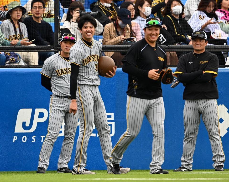 　大山と笑顔の才木（撮影・金田祐二）