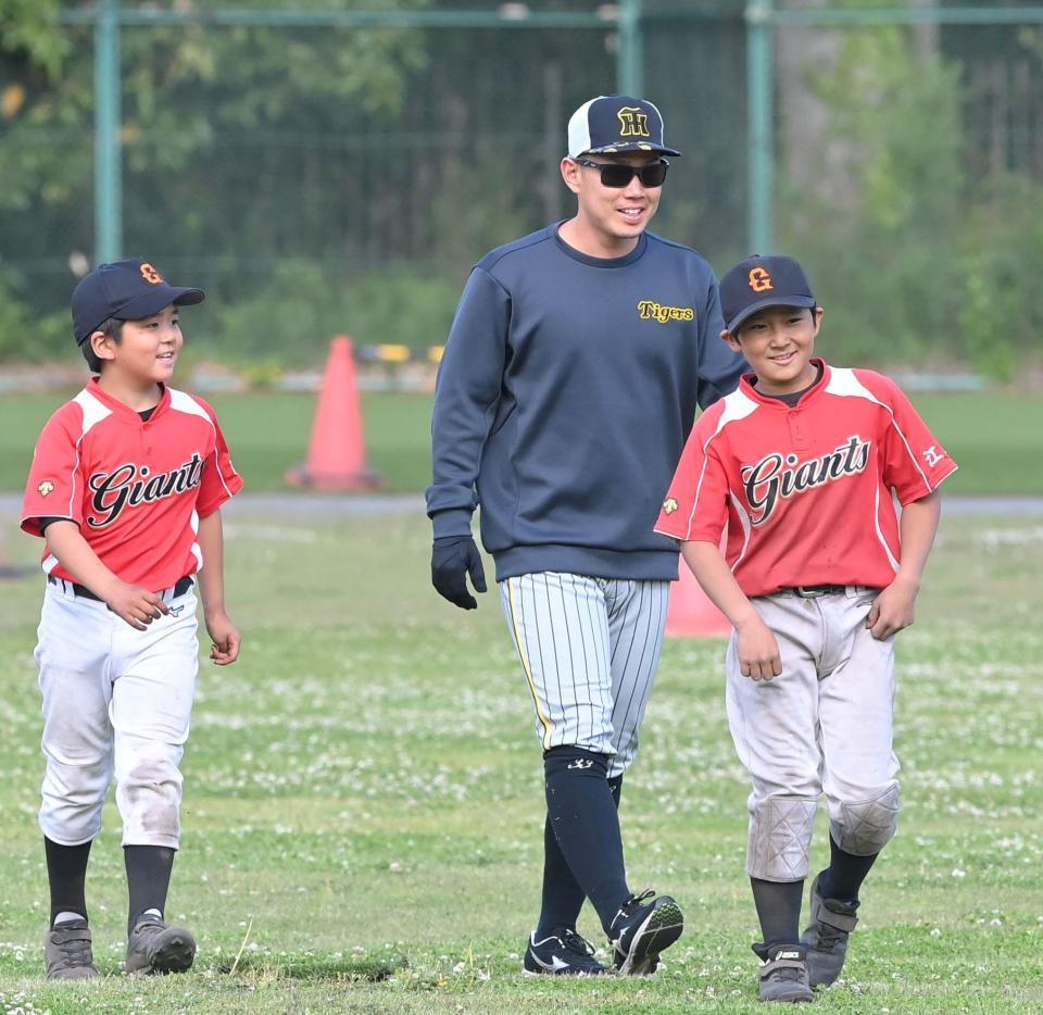 　試合前、「ジャイアンツ」のユニホームを着た少年らと触れ合う糸原（撮影・高部洋祐）