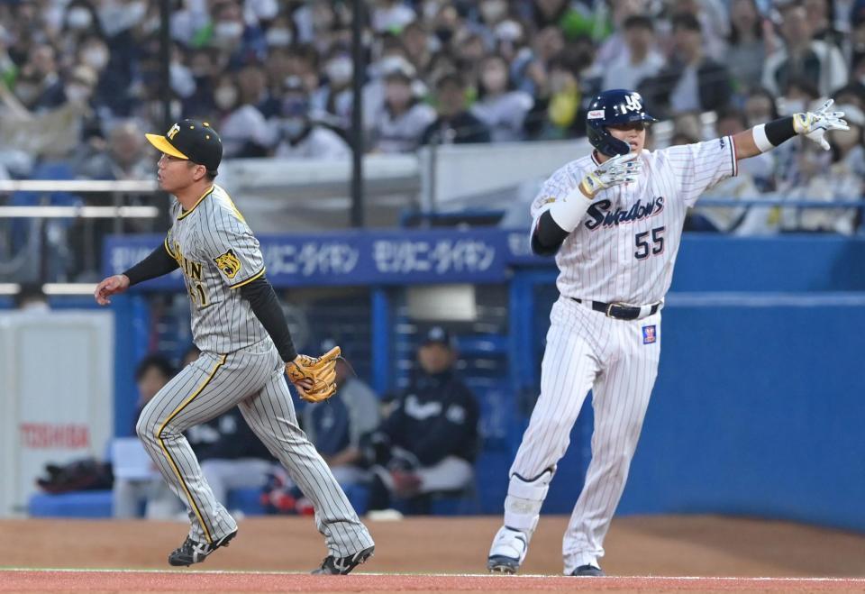 　２回、村上（右）を二ゴロに打ち取った村上（撮影・高部洋祐）