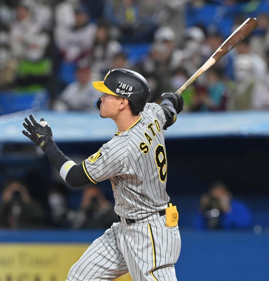 ５回、先制ソロを放つ佐藤輝（撮影・高部洋祐）