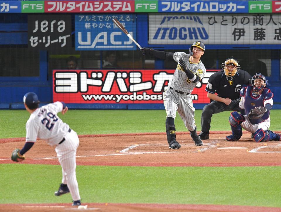 ５回、先制ソロを放つ佐藤輝（撮影・西岡正）