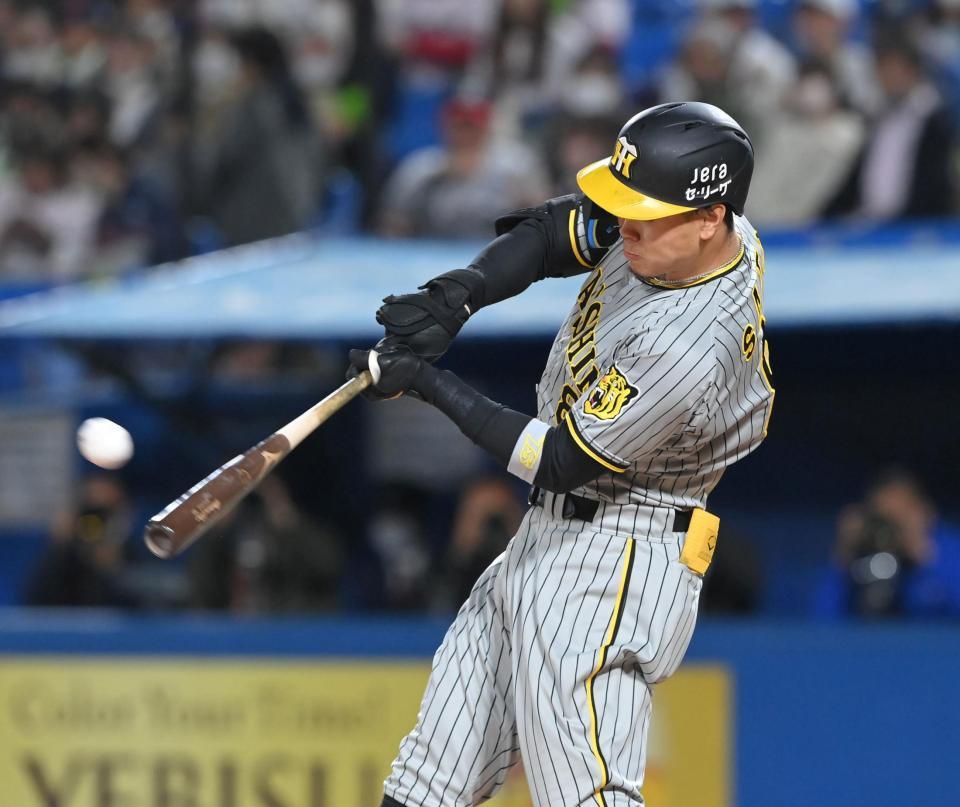 　８回、２ランを放つ佐藤輝（撮影・高部洋祐）