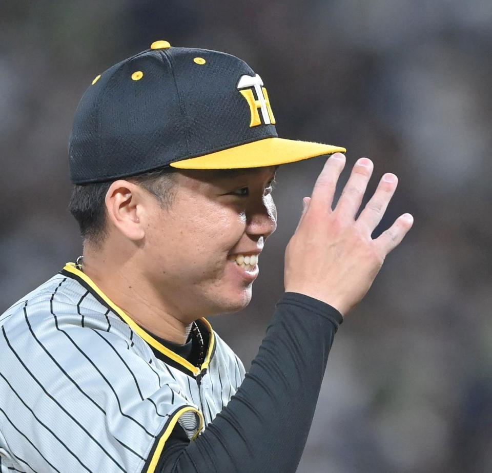 　７回、村上を三振に仕留め笑顔を見せる村上（撮影・高部洋祐）