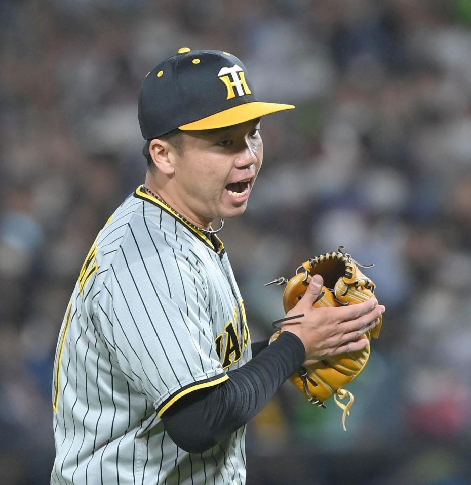 ６回、元山を三振に仕留め、グラブを叩いて喜ぶ村上（撮影・高部洋祐）